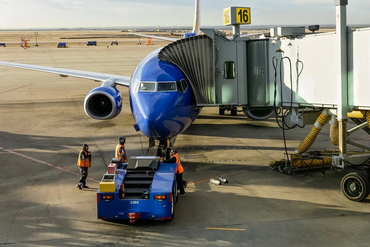 FlightAware Sues Kalshi Over Flight Cancellation Markets